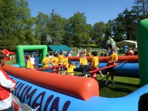 Baby-foot humain en exterieur