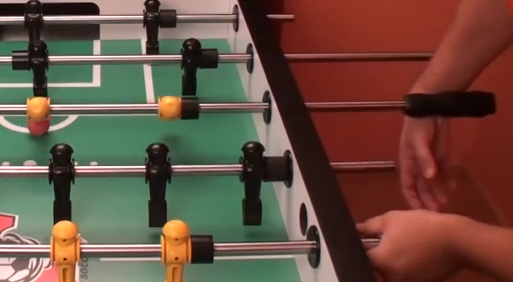 Tenir votre poignée au baby-foot pour un snake shot Tenir votre poignée au baby-foot pour un snake shot
