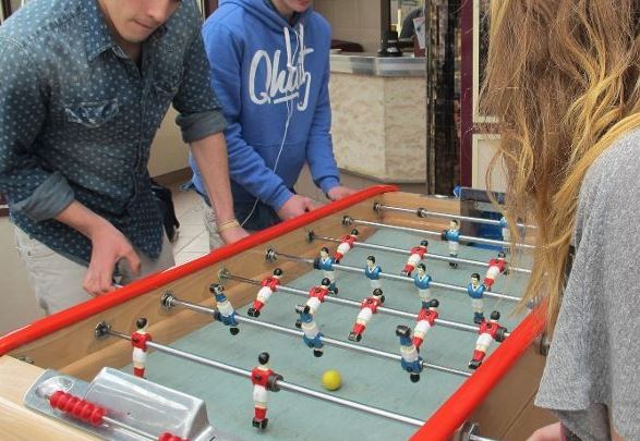 Le baby-foot a ses propres jeux d'alcool pour des soirées entre amis!