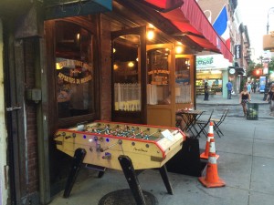 Un baby-foot René Pierre Derby dans un café français à NYC