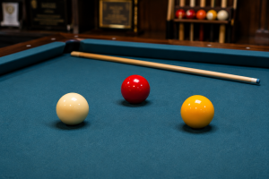 Combien de billes utilise-t-on pour jouer au billard français ?